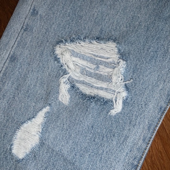 Levi's Premium Women's Wedgie Straight Leg Light-wash Distressed Jeans | 29 - Picture 6 of 9